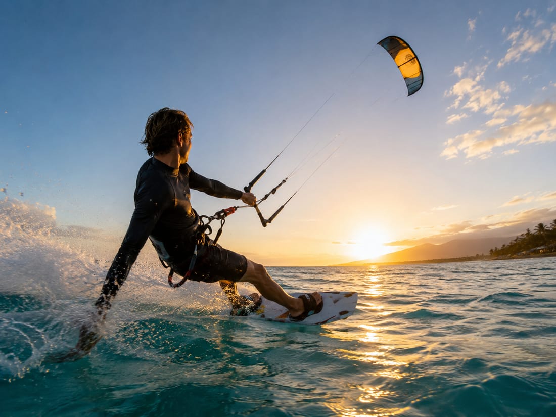 Kitesurfista sobre el agua